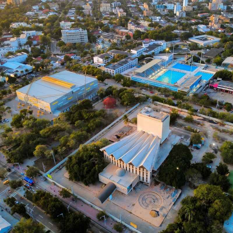 Teatro Amira de la Rosa y Escenarios Deportivos